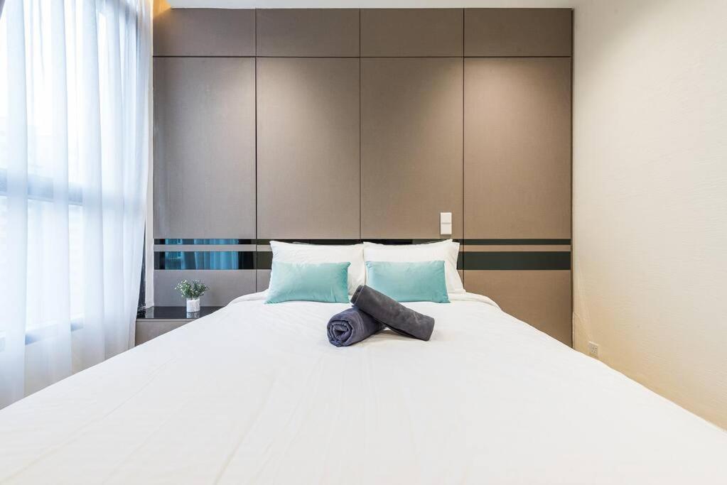 Apartemen Arcoris Mont Kiara 12# Deluxe 2 Bedroom # Coner With Balcony #1-4pax *