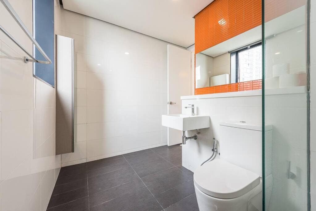 Apartemen Arcoris Mont Kiara 12# Deluxe 2 Bedroom # Coner With Balcony #1-4pax *