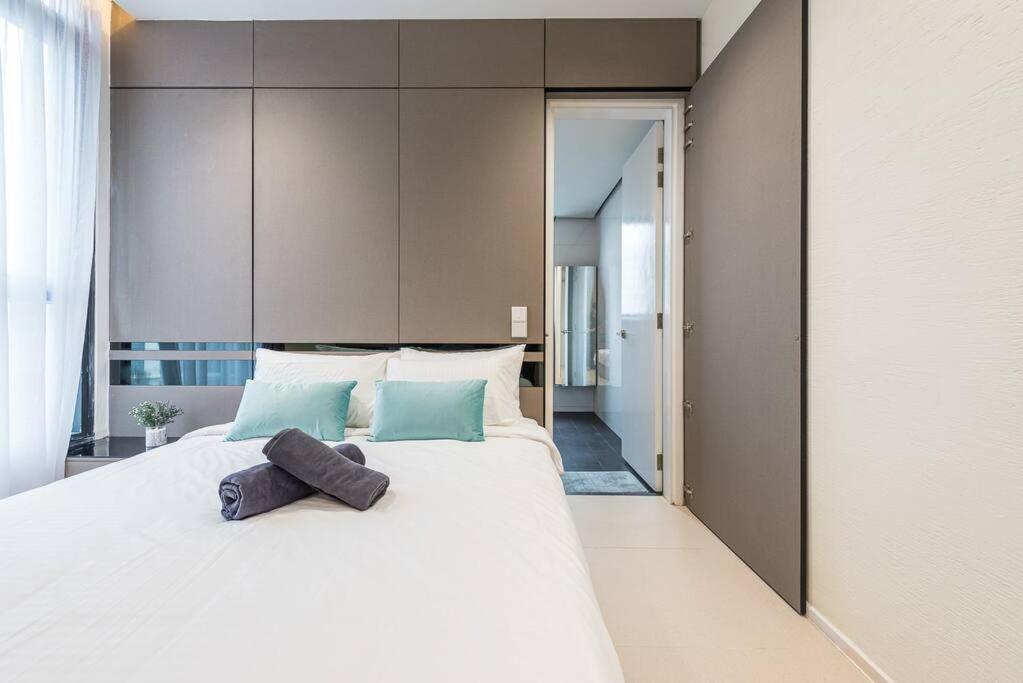 Apartemen Arcoris Mont Kiara 12# Deluxe 2 Bedroom # Coner With Balcony #1-4pax Kuala Lumpur
