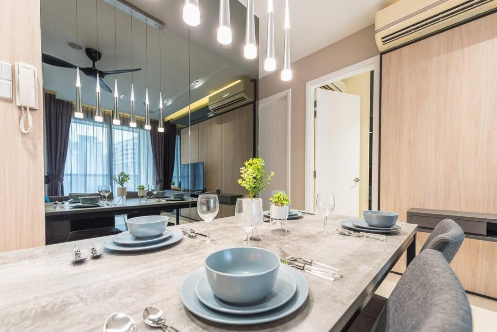 Apartment Arcoris Mont Kiara 12# Deluxe 2 Bedroom # Coner With Balcony #1-4pax