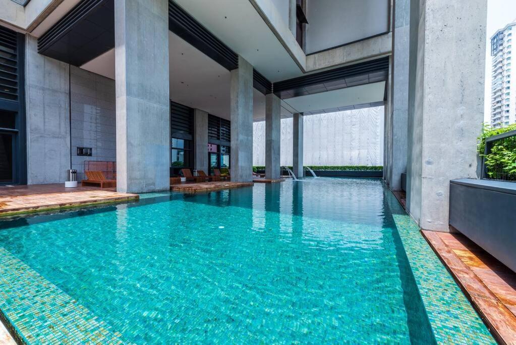 Apartment Arcoris Mont Kiara 12# Deluxe 2 Bedroom # Coner With Balcony #1-4pax *